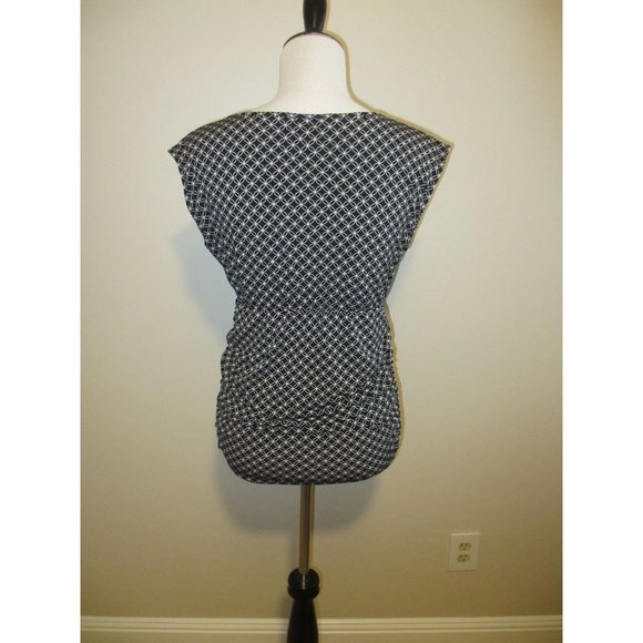 Motherhood Maternity Black & White Geometric Print Sleeveless Top With Ruched Si - Picture 2 of 6
